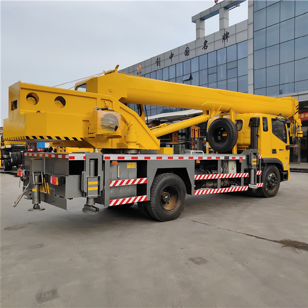 國六福田12噸汽車(chē)吊